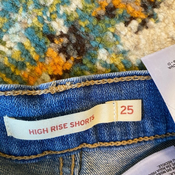 Levi’s Medium Wash High Rise Shorts - Picture 3 of 3